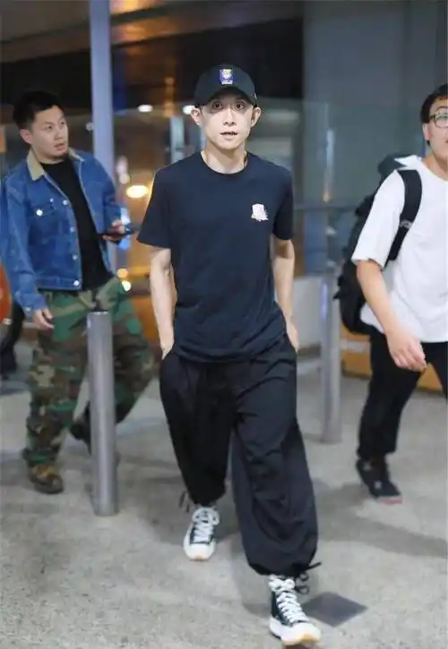 "高瘦身材"张一山的时尚穿搭,"痞帅"时尚好潇洒_外观_西服_羽绒服