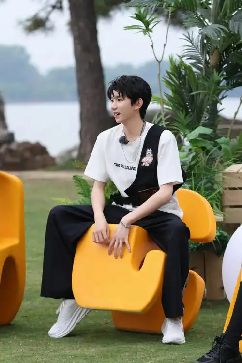 王源超话写给王源的甜品情书超话 空间和远方氤氲距离,时岁酿了半生的