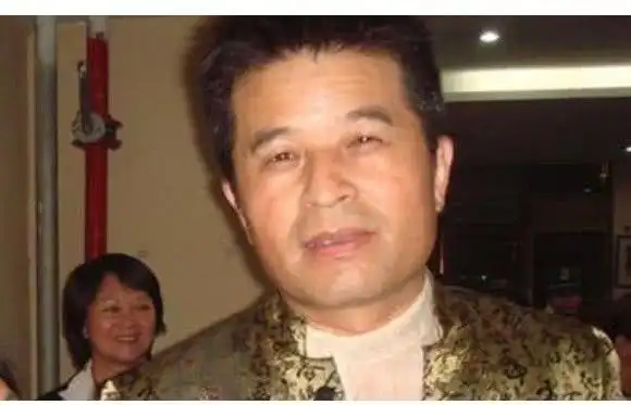 被央视封杀的毕福剑现状让人叹息和三线明星一起吃饭