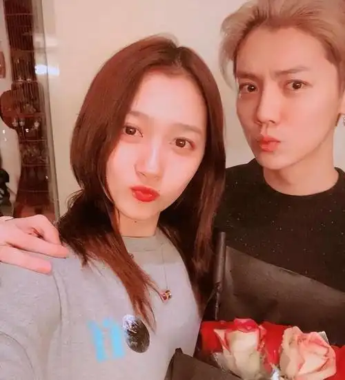 34岁鹿晗带货引热议,脸肿成"老嫂子",网友:撞脸65岁刘雪华