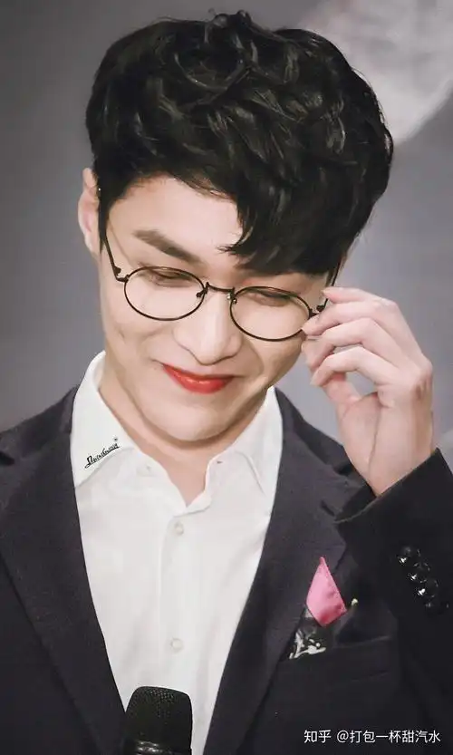 有没有张艺兴的图片笑得很开心尤其是对着镜头笑的那种