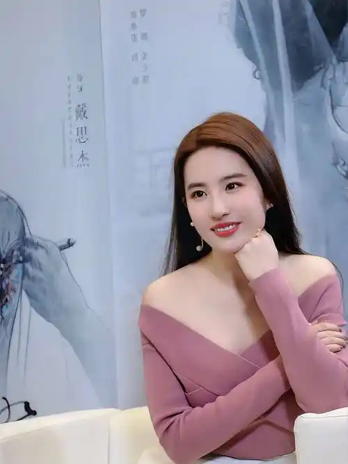 刘亦菲酒红色上衣长发优雅写真_气质_女神_长裙