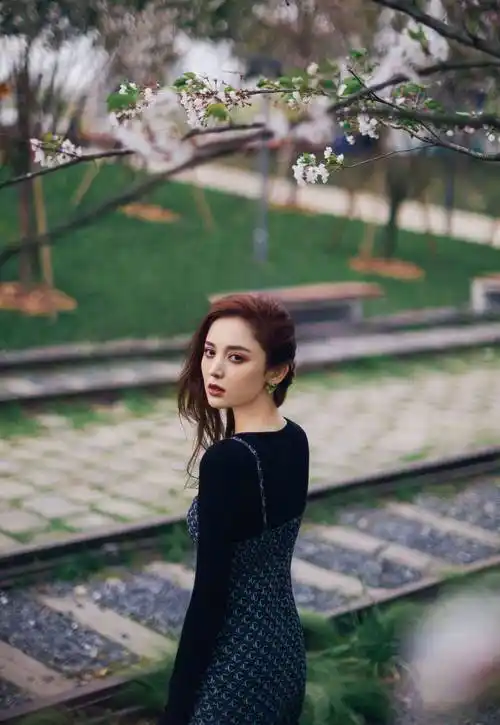 古力娜扎饰演貂蝉造型,蓝色抹身材配轻纱站在水中央,犹如出水芙蓉