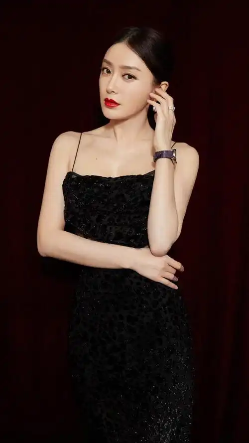 明星写真:秦岚黑色蕾丝镂空吊带长裙时尚艺术照,锁骨美背吸睛