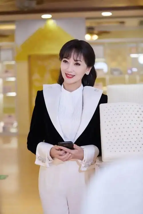 赵雅芝穿衣显嫩是有道理的普通的九分裤被她搭出高贵感