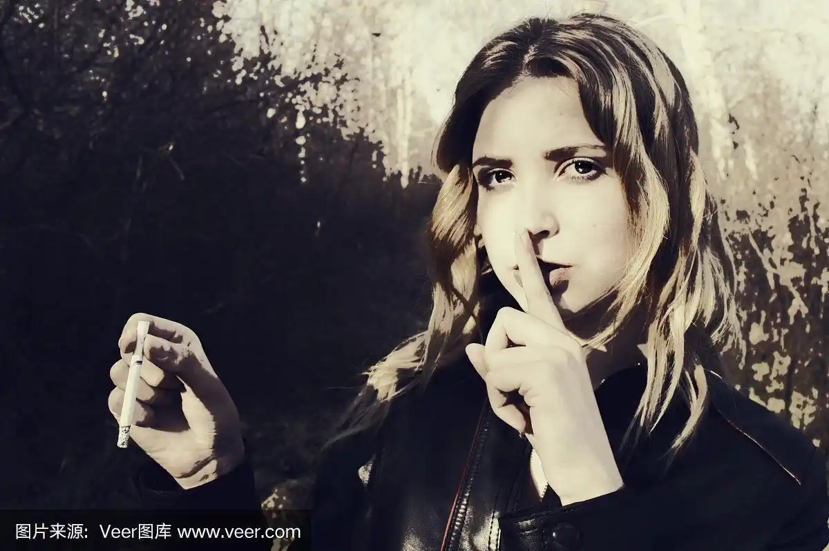 这个女孩不要求任何人说她吸烟
