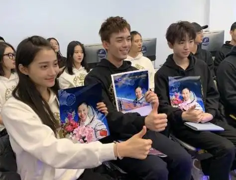 王俊凯看关晓彤害羞