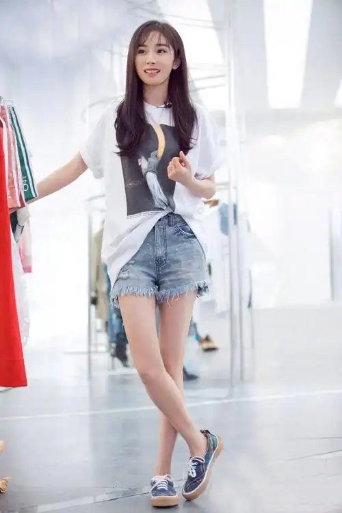 牛仔裤-2018夏装新款明星同款杨幂破洞手工铆钉手绘涂鸦破洞牛仔短裤