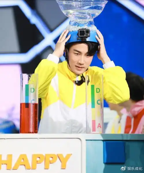 20,知名男演员刘恺威惊喜现身湖南卫视《快乐大本营》节目现场