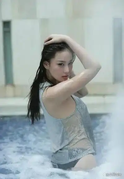 张馨予泳池写真身材火辣