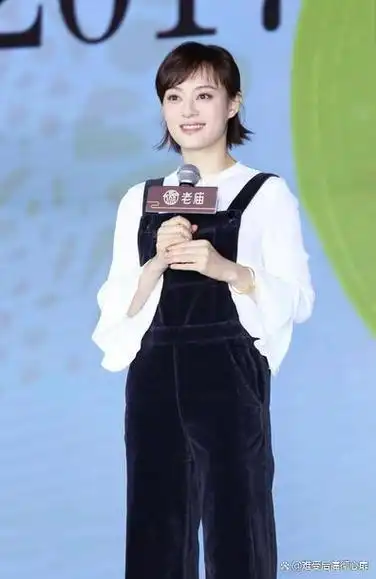 孙俪真有"娘娘"气质,风衣搭牛仔裤美得端庄高贵,照穿优雅贵妇