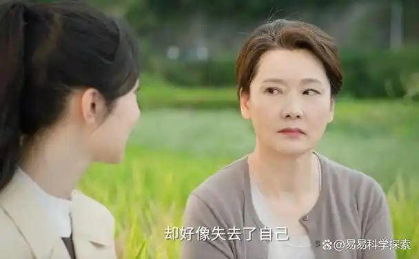 刘婉玉是一个极其强势的妈妈,她的气场强大,身上没有畏畏缩缩的感觉