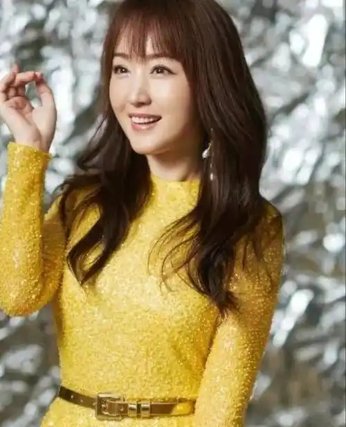 杨钰莹为什么不会老?_面部_软组织_工作