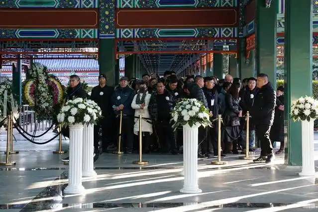 安铎/摄1月20日,北京市八宝山殡仪馆,赵忠祥的遗体告别仪式现场挂出"