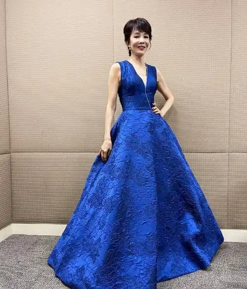 如今64岁的郑裕玲,早就写好了她的结局,一生不婚不育爱钱到老|亦舒