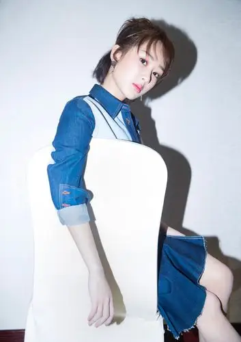 杨紫终于将头发扎起来了扎半扎发活泼又可爱显脸小发型就选它