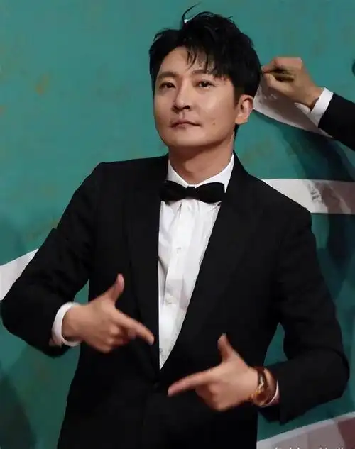 与此时早已是"少女杀手"的陆毅相比,郭京飞差的不是"一星半点".