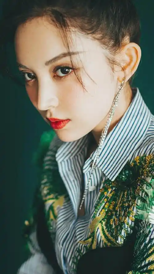 古力娜扎连衣裙精致利落手机壁纸