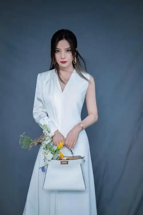 赵薇带火了一种新裙子,叫"一半春天,一半夏天",优雅又显高级_的设计