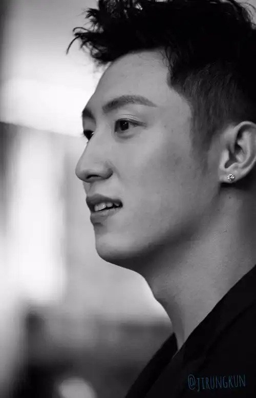 精雕细琢的五官 完美无瑕的侧颜 好巧 我喜欢你的脸 20161109黄景瑜