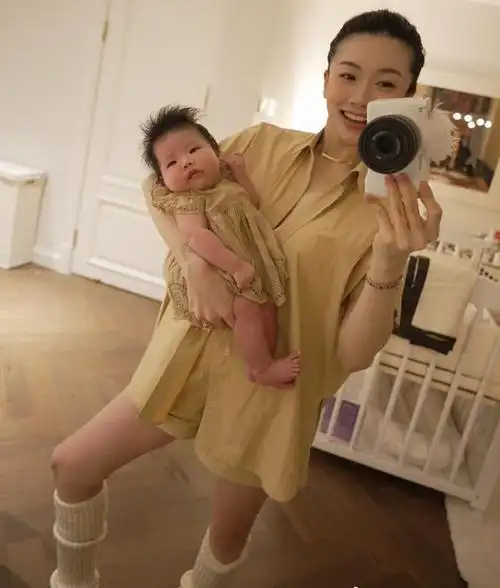 郑恺带儿女逛海洋馆,苗苗穿露脐装秀巴掌腰!随便一打扮就很惊艳