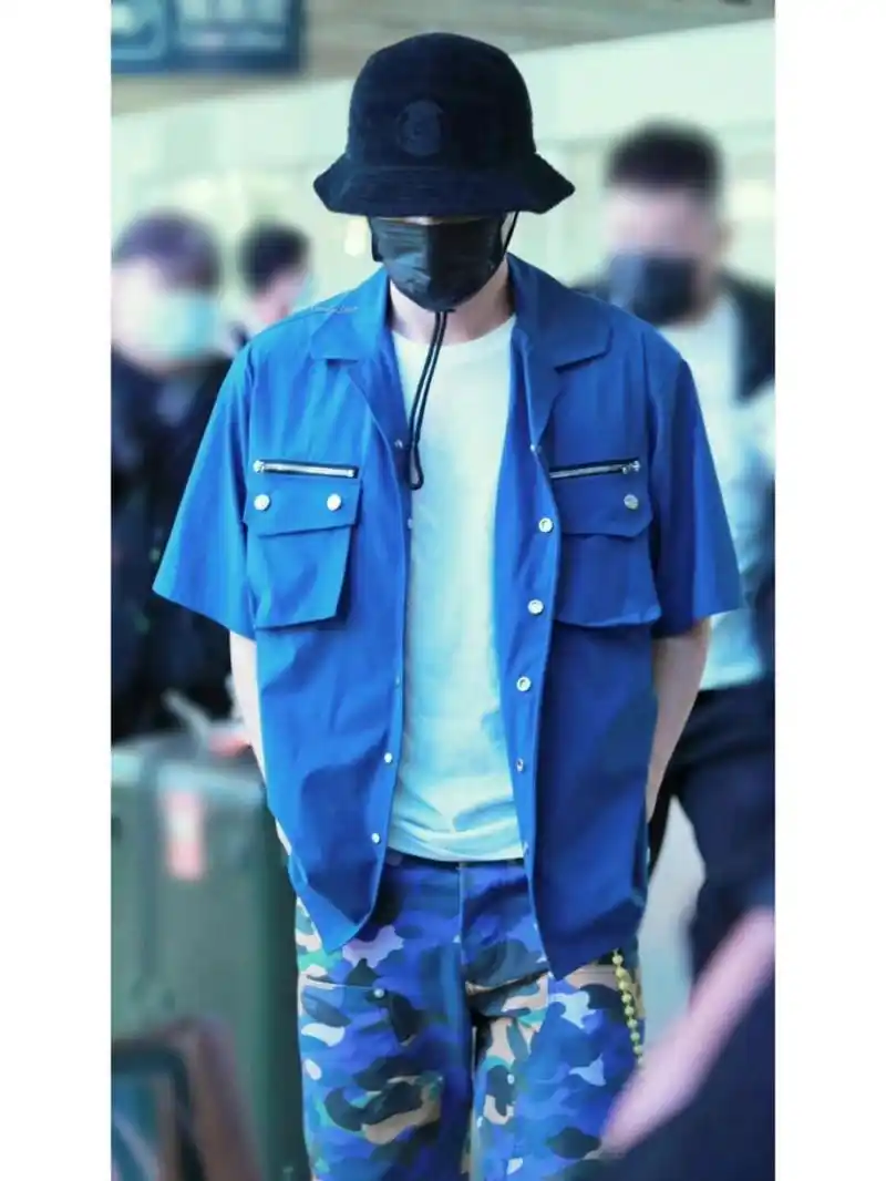 蓝朋友 工装风穿搭 男星张艺兴今日一则机场私服穿搭分享.