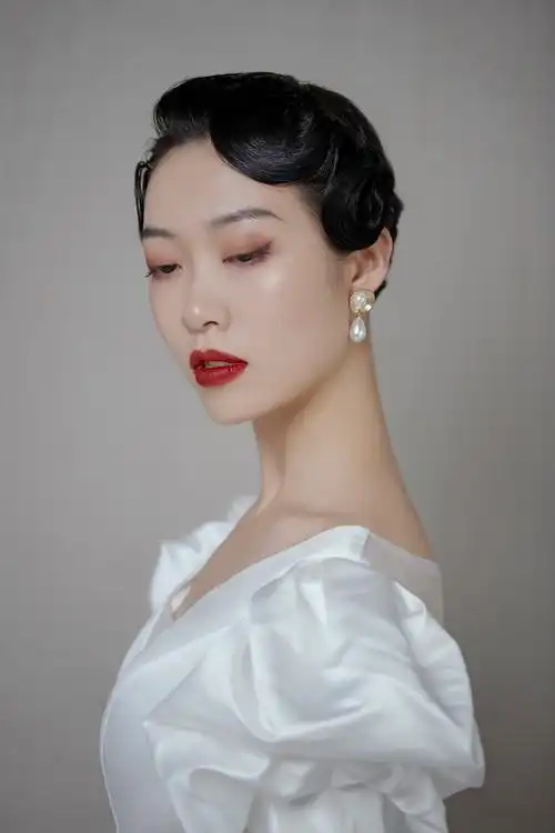 张爱春修图作坊的化妆造型作品《婚纱人像妆面造型》