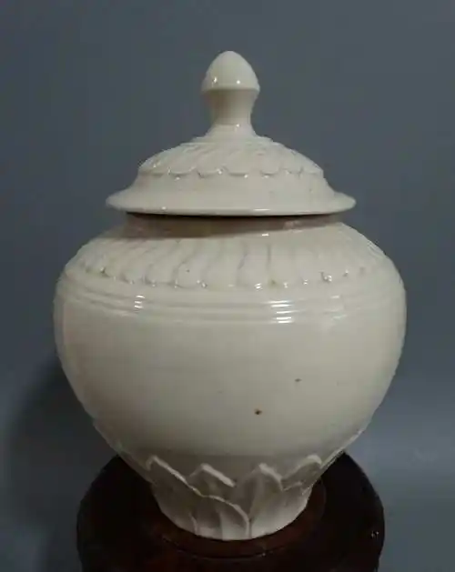 宋代定窑蕉叶菊纹盖罐