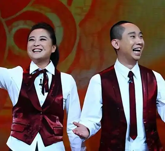 第一次见到贾玲是在2010年的春晚上的相声《大话捧逗》.