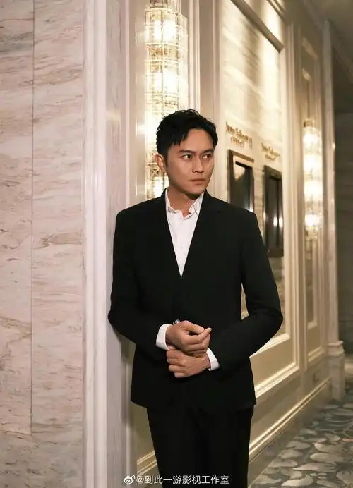 张智霖西装高清大图,来看真正的贵公子!给工作室加两个鸡腿