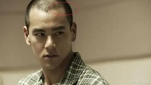 35岁胡歌素颜发自拍照,发际线不太妙,36岁的彭于晏也要注意护发