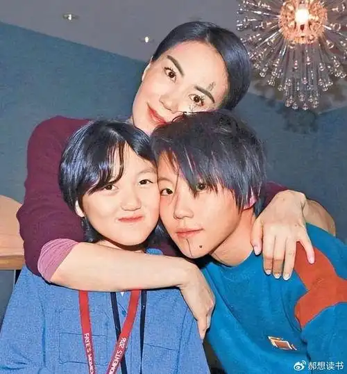 窦靖童回应结婚传言看似桀骜不驯的她实则并没有那么不靠谱