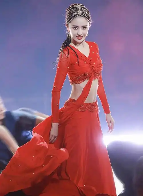 38岁佟丽娅跳舞魅力四射穿露脐装秀小蛮腰一袭红裙风情万种