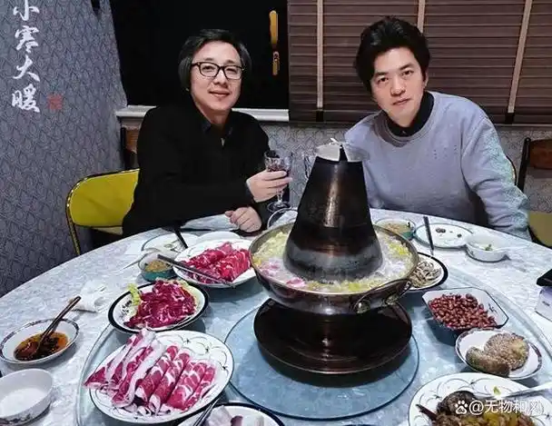 李健夫妇赴友人饭局吃火锅44岁孟小蓓少女感十足婚后坚持丁克