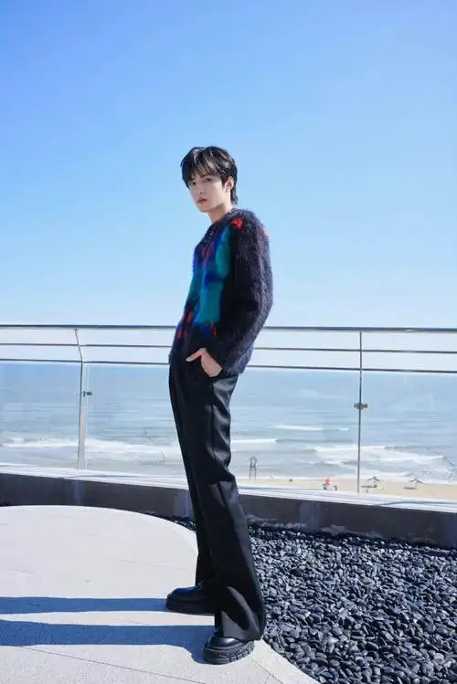 刘耀文. 看秀造型小刘长得也太快了吧,现在已经是宽肩窄腰大长腿了!