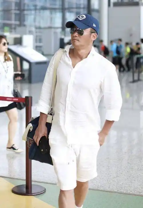 刘亦菲身材真虐啊,生图如此茁壮的小腿我只在沈月一人身上看到过_吴京