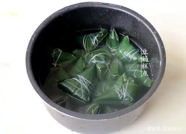 3,电饭煲或者压力锅里加入足够的清水,选择"煮饭"功能,煮好即可.