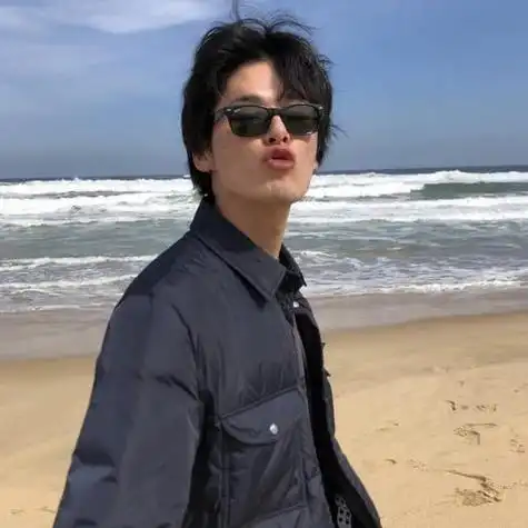 海边噘嘴猥琐男头像