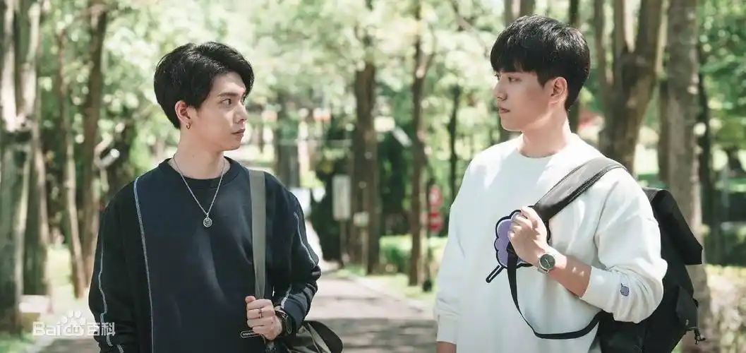 由于社会文化背景的差异,台在这类剧目的创作氛围上有更大的自由度,所