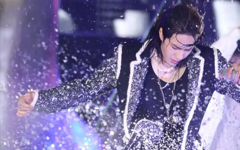 【双屏同步直拍】王一博无感跨年首秀·踏水起舞