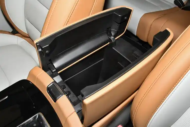 前排中央扶手箱