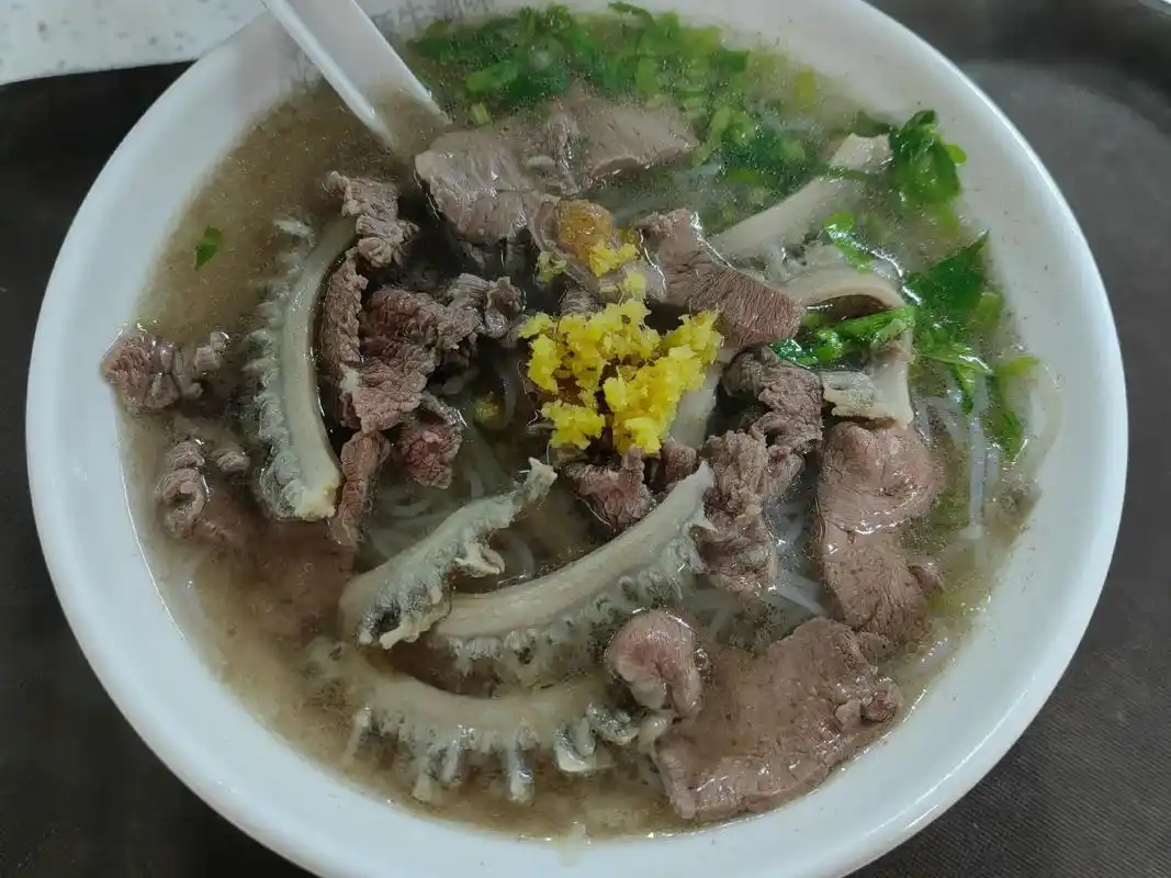 一碗高品质的牛肉 牛杂双拼粉,啥时候吃都适合,牛肉的鲜加上汤 - 抖音