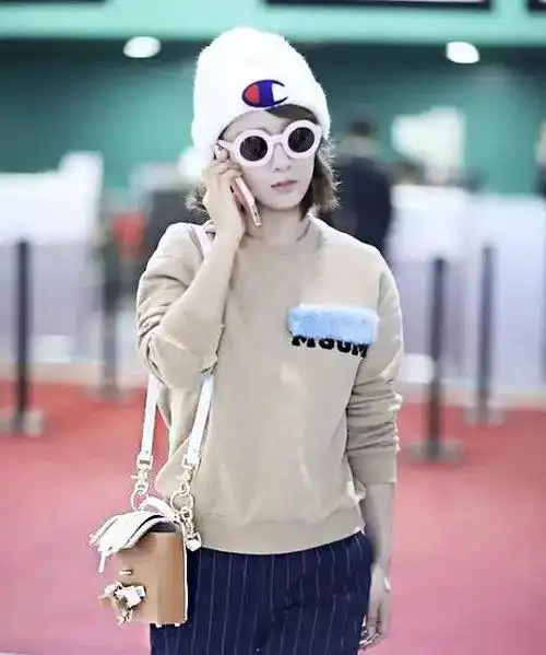 小花杨紫背了niels peeraer的翅膀包.