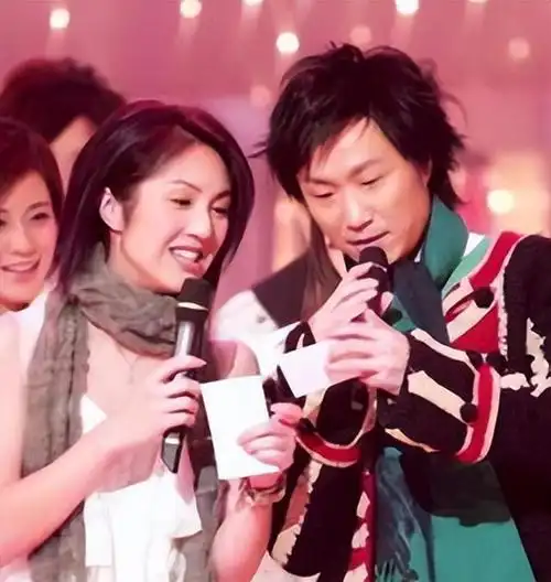 后来啊,中中级开始对杨千嬅展开了热烈又疯狂的追求,真是够猛烈的!