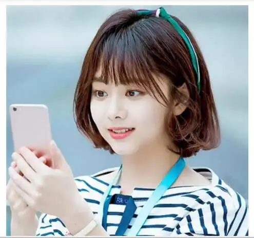 卷发是轻盈式的,看起来就是比较的甜美唯美的,两侧的头发和刘海都是有