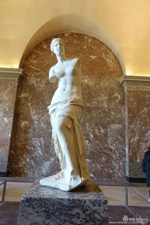 镇馆三宝之一,断臂的维纳斯,有着人体最完美的黄金比例,源于古罗马