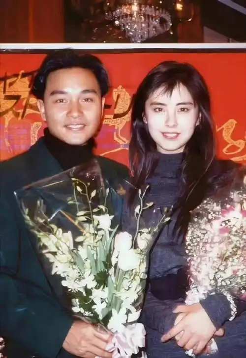 张国荣和各大女星的合照,那时候,没有美颜滤镜,主打一个自然真实,各个