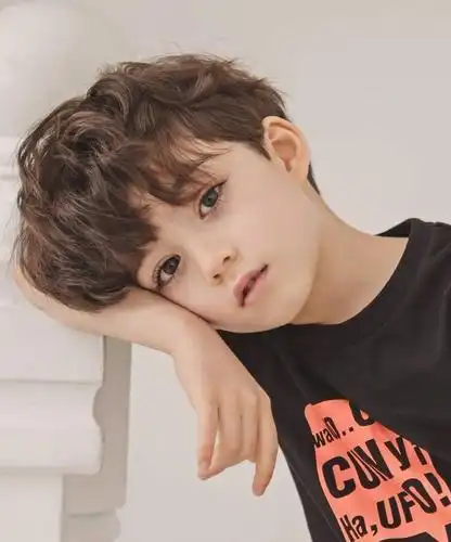 不顺又直的头发把周围推短,形成一个圆锅盖儿造型,萌萌的,很可爱