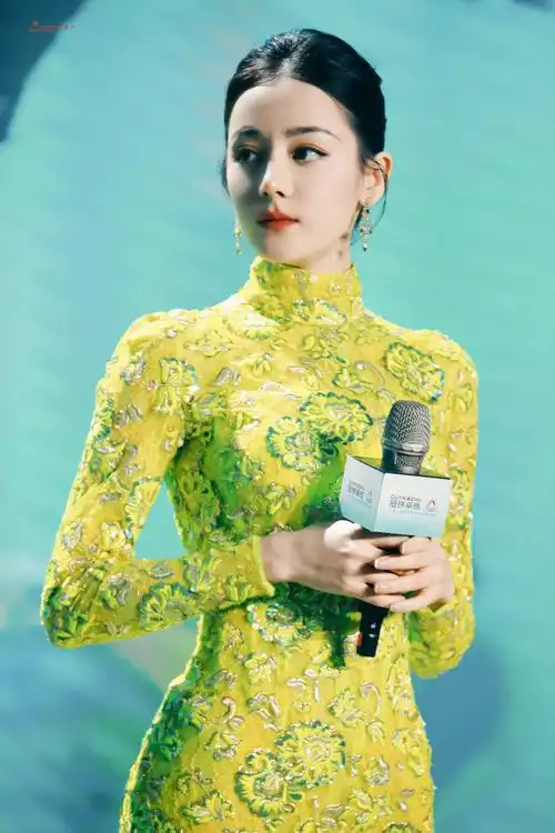 冠珠瓷砖品牌代言人迪丽热巴##迪丽热巴金色露背旗袍造型