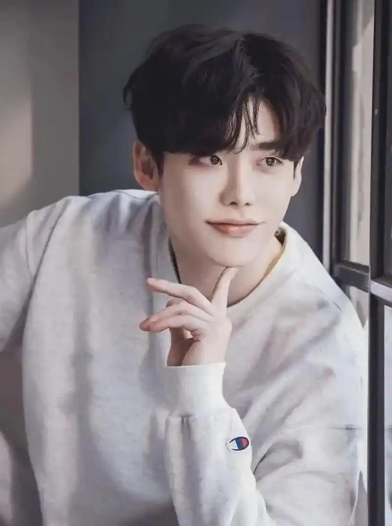 为什么李钟硕留长发,这么像女生 [笑哭] ,是太秀气了吗?